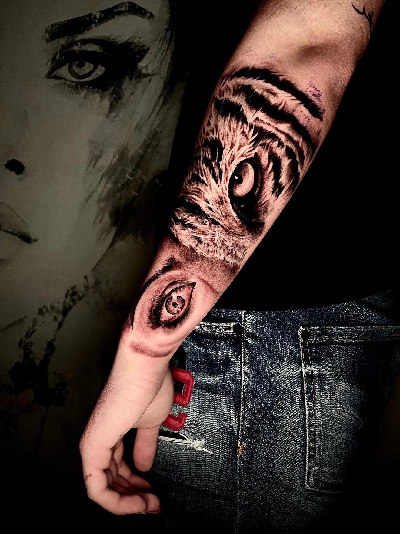 Dunkles Realistik-Tattoo mit Porträt und Auge am Unterarm
