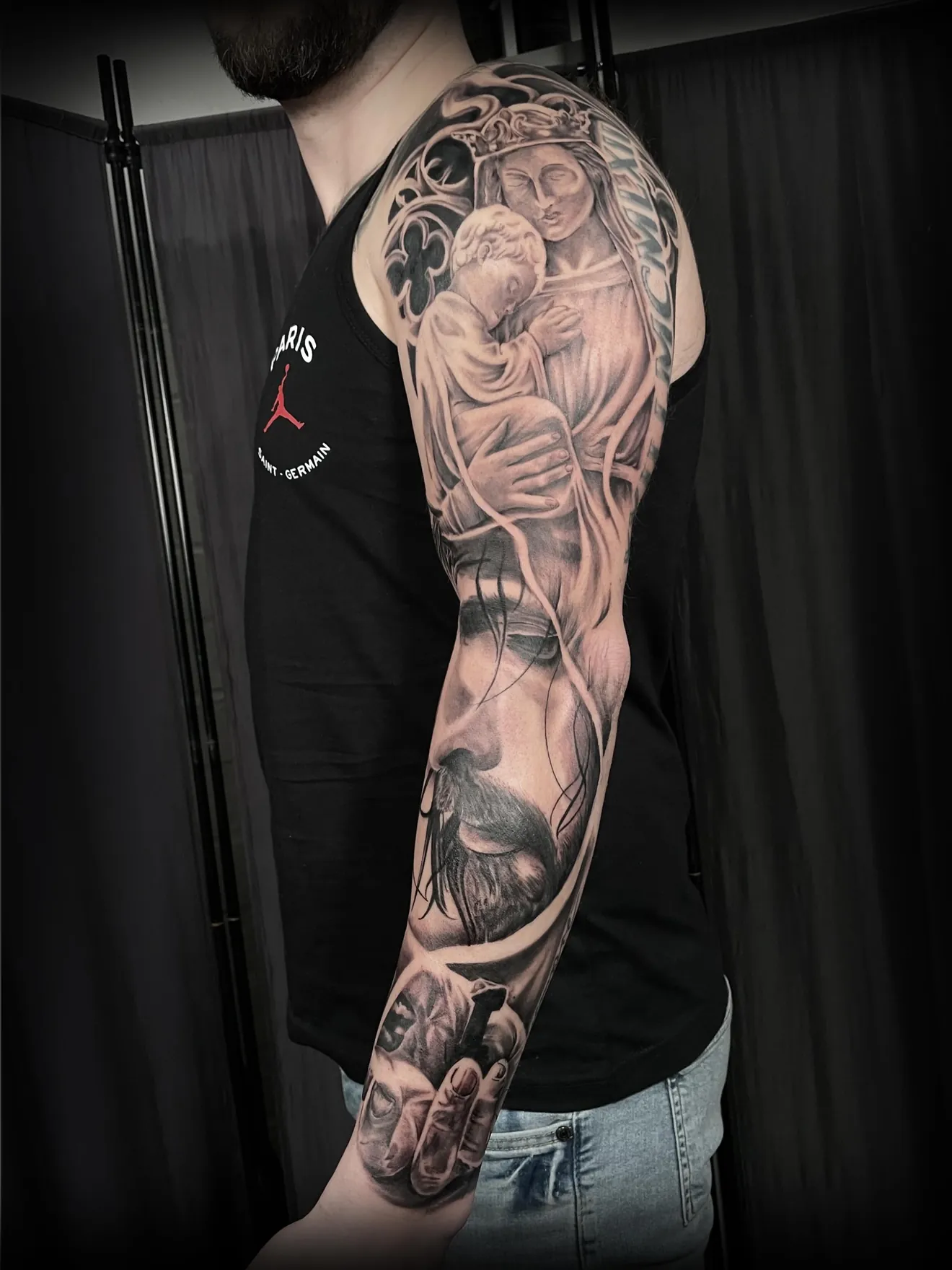 Großflächiges Black-&-Grey-Sleeve über den ganzen Arm
